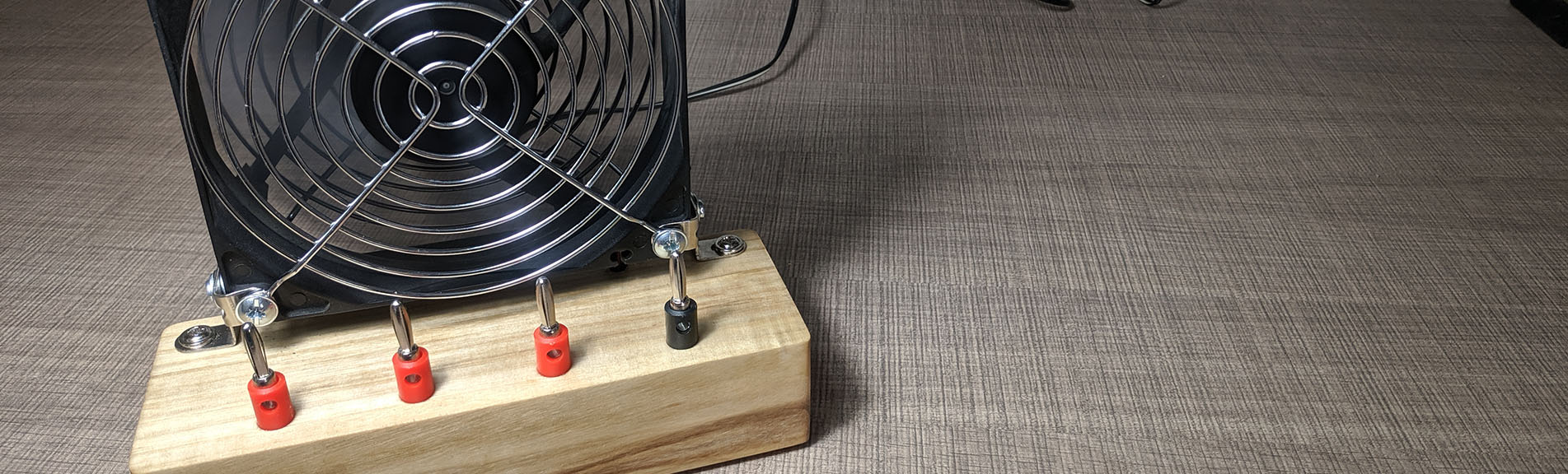 Fumes extractor with built-in power supply
