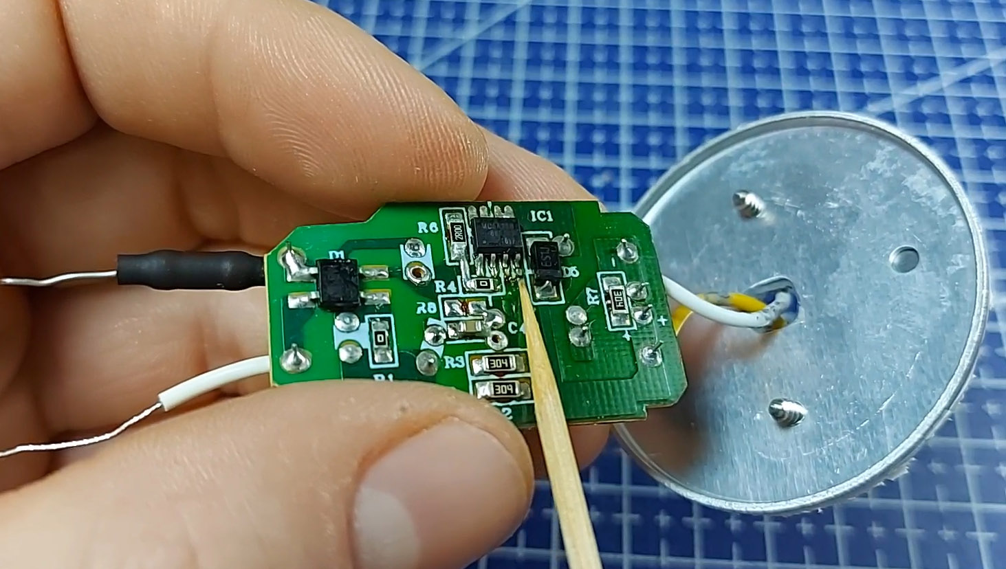 The crack in the solder on the chip pins