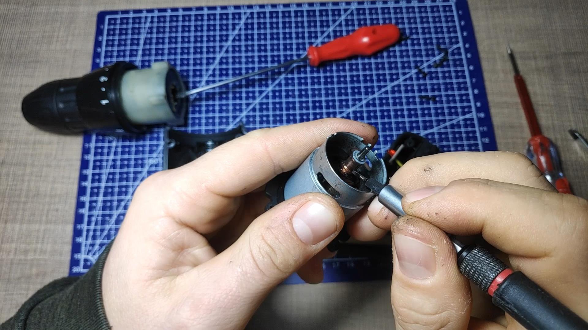 Cleaning the motor commutator