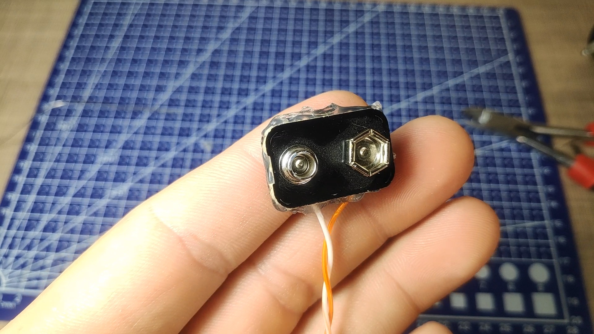 9V battery connector out of old 9V battery